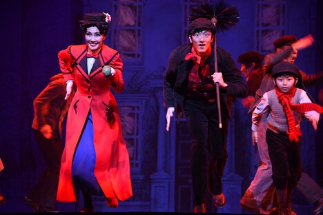 ミュージカル「メリー・ポピンズ」フォトコールより、濱田めぐみ演じるメリー・ポピンズ（左）、大貫勇輔演じるバート（右）。