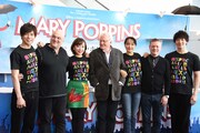 ミュージカル「メリー・ポピンズ」囲み取材より、左から柿澤勇人、ジェフリー・ガラット、平原綾香、リチャード・エア、濱田めぐみ、ジェームズ・パウエル、大貫勇輔。