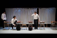 ロロが高校生に捧げるシリーズ いつだって可笑しいほど誰もが誰か愛し愛されて第三高等学校 vol.5「いつだって窓際でぼくたち」より。（撮影：三上ナツコ）