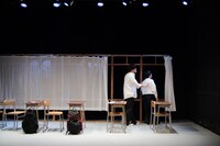 ロロが高校生に捧げるシリーズ いつだって可笑しいほど誰もが誰か愛し愛されて第三高等学校 vol.5「いつだって窓際でぼくたち」より。（撮影：三上ナツコ）