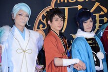 左から巴形薙刀役の丘山晴己、陸奥守吉行役の田村心、大和守安定役の鳥越裕貴。