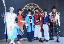 左から巴形薙刀役の丘山晴己、陸奥守吉行役の田村心、大和守安定役の鳥越裕貴、和泉守兼定役の有澤樟太郎、堀川国広役の阪本奨悟、長曽祢虎徹役の伊万里有。