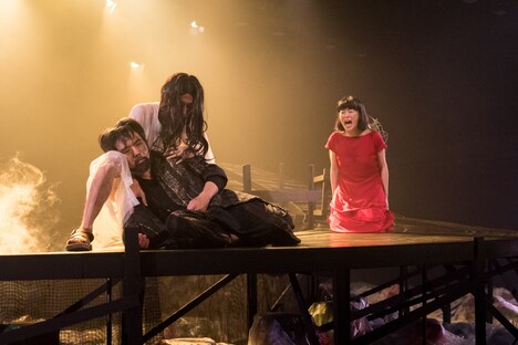 愛知県芸術劇場・SPAC（静岡県舞台芸術センター）共同企画「寿歌」より。(c)羽鳥直志