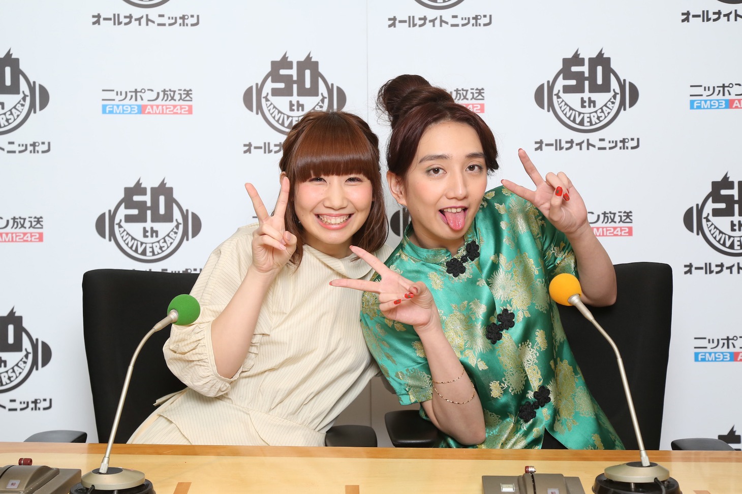 左から根本宗子、長井短。