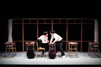 ロロが高校生に捧げるシリーズ いつだって可笑しいほど誰もが誰か愛し愛されて第三高等学校 vol.5「いつだって窓際でぼくたち」より。（撮影：三上ナツコ）