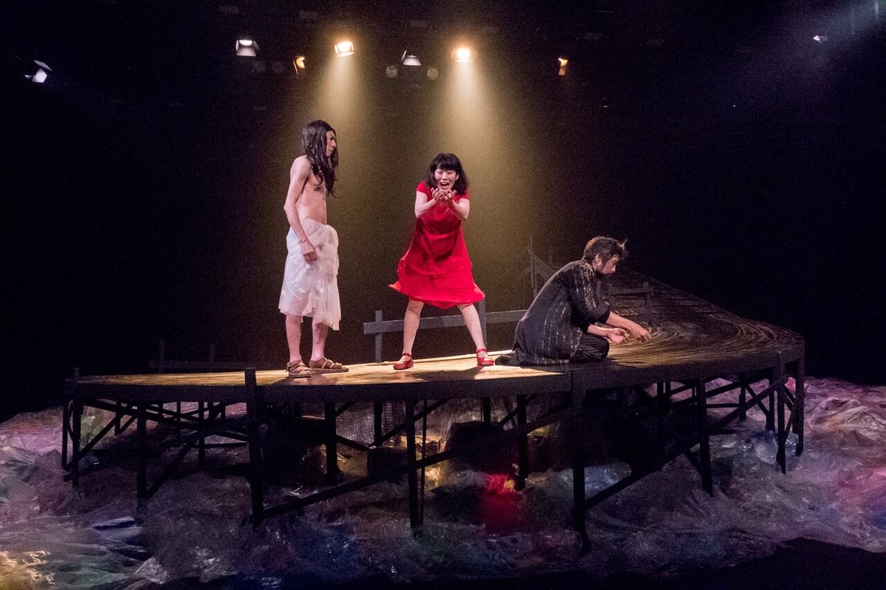 「寿歌」開幕、宮城聰「“宙ぶらりんを辛抱する忍耐”を励ましてくれる」