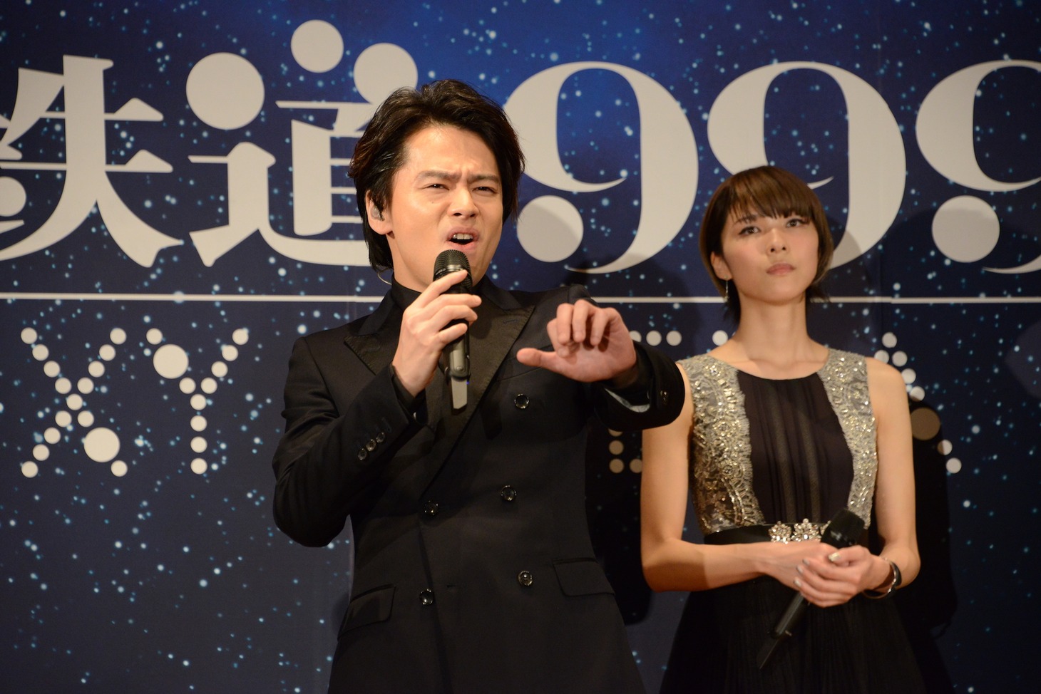 主題歌を歌う中川晃教（中央）。