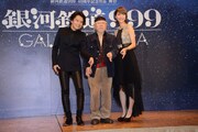 “999ポーズ”をする中川晃教、松本零士、ハルカ。