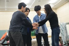 谷賢一の提案で、手を重ね合わせて引き抜くゲームをするキャストの4人。