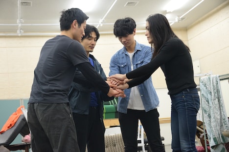 谷賢一の提案で、手を重ね合わせて引き抜くゲームをするキャストの4人。