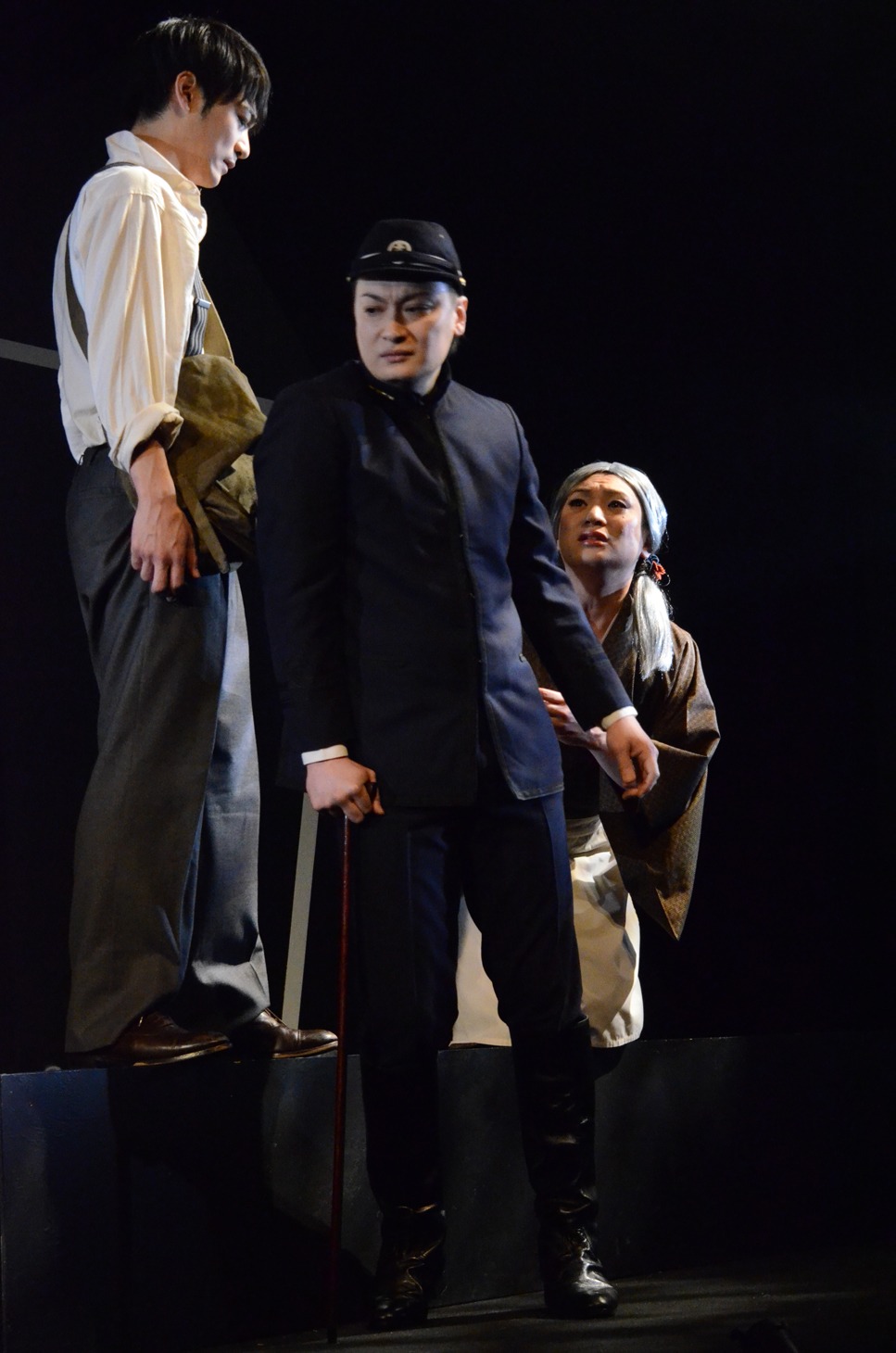 「白痴」ゲネプロより。中村龍介演じる少尉（中央）。