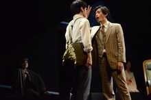 「白痴」ゲネプロより。加藤啓演じる社長（右）。