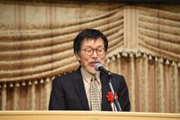 第5回ハヤカワ「悲劇喜劇」賞贈賞式より、平田満。