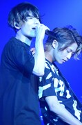 「御茶ノ水ロック-THE LIVE STAGE-」ゲネプロより。左から崎山つばさ演じるSHO、谷水力演じるKAZUYA。