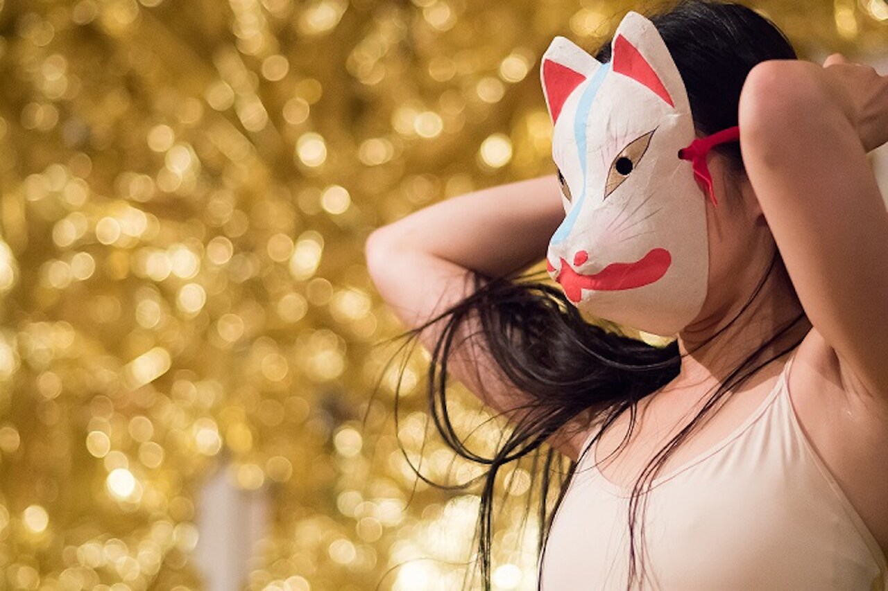 ピアニストで美術家、演出家の向井山朋子が古民家で繰り広げる「HOME」