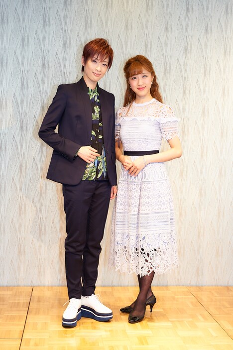 左から明日海りお、仙名彩世 。