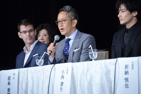 宮本亜門（中央）