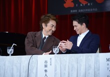 握手を交わす市村正親（左）と市原隼人（右）。