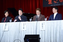 「ラ・カージュ・オ・フォール 籠の中の道化たち」での夫婦役が抜けない鹿賀丈史（中央左）と市村正親（中央右）。