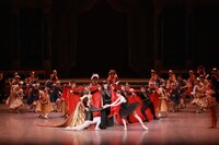 東京バレエ団「ブルメイステル版『白鳥の湖』」より。（photo：Kiyonori Hasegawa）