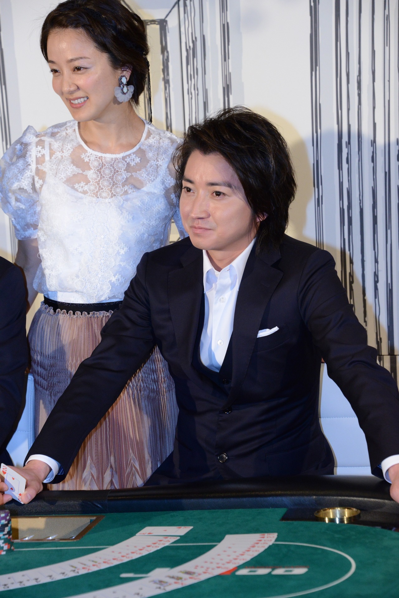 左から中越典子、藤原竜也。
