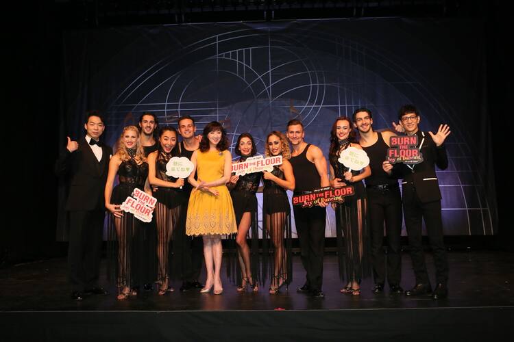 サポーターの紫吹淳 心が鷲掴み バーン ザ フロア 制作発表 ステージナタリー サポーターの紫吹淳 心が鷲掴み バーン ザ フロア 制作発表 ステージナタリー