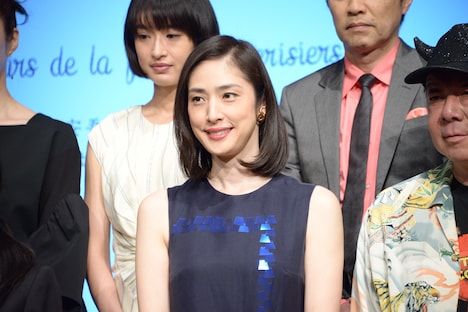 天海祐希（前列中央）