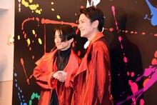 「滝沢歌舞伎2018」囲み取材より、握手を交わす三宅健（左）と滝沢秀明（右）。