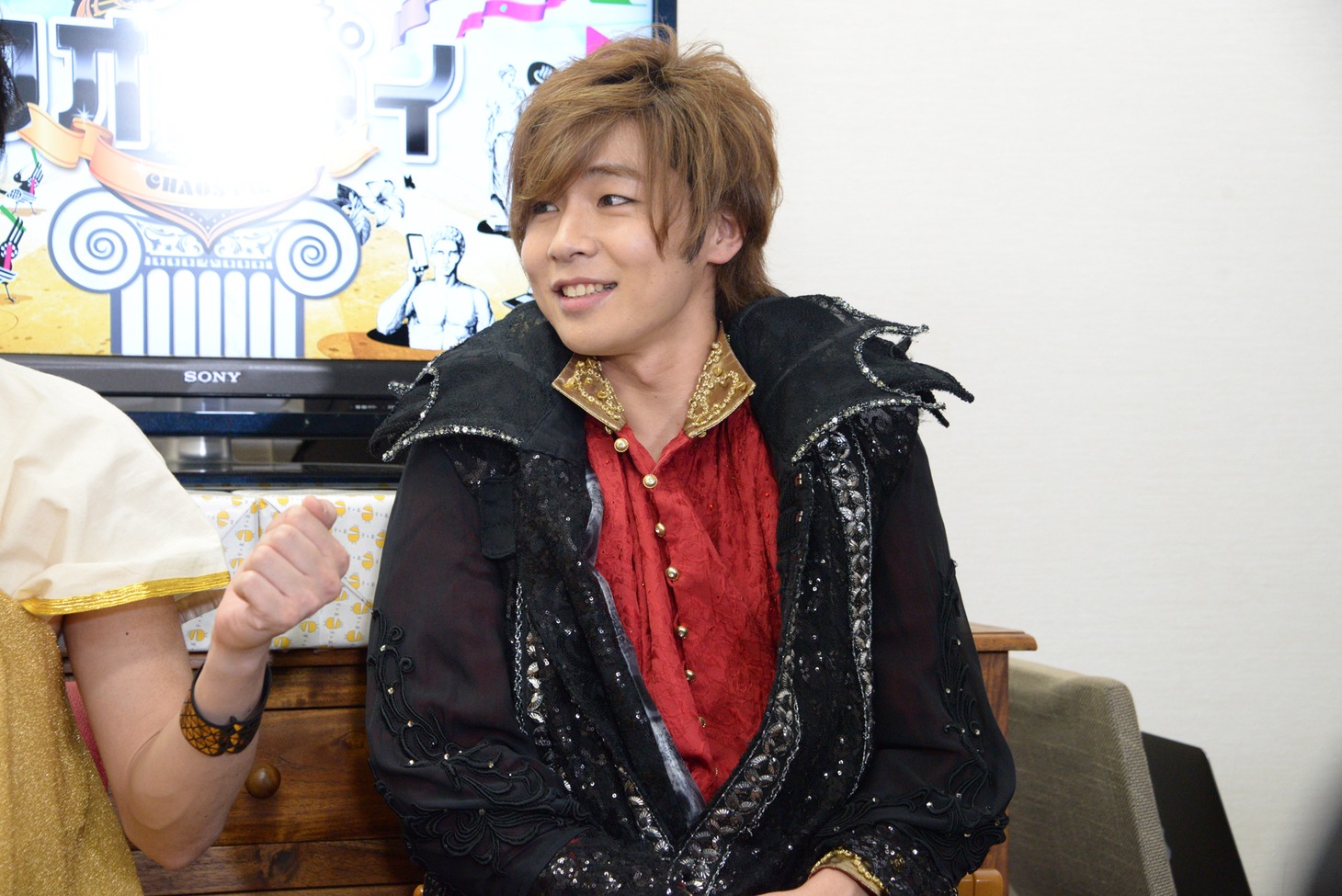 アポロン役の安達勇人。