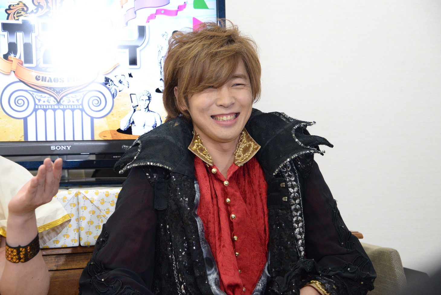 アポロン役の安達勇人。