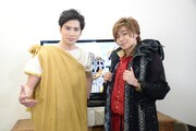 左からゼウス役の滝口幸広、アポロン役の安達勇人。