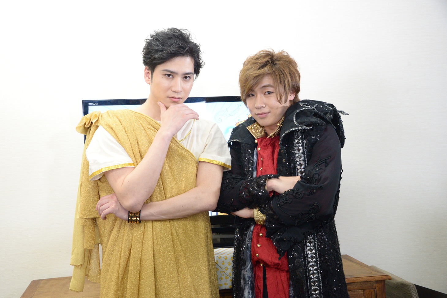 左からゼウス役の滝口幸広、アポロン役の安達勇人。