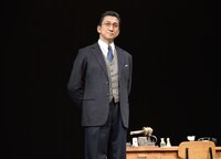 神尾佑演じるモーリス・ウィルキンズ。