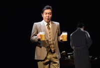 中村亀鶴演じるフランシス・クリック。