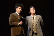 左から宮崎秋人演じるジェームス・ワトソン、中村亀鶴演じるフランシス・クリック。