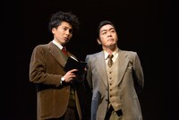 左から宮崎秋人演じるジェームス・ワトソン、中村亀鶴演じるフランシス・クリック。