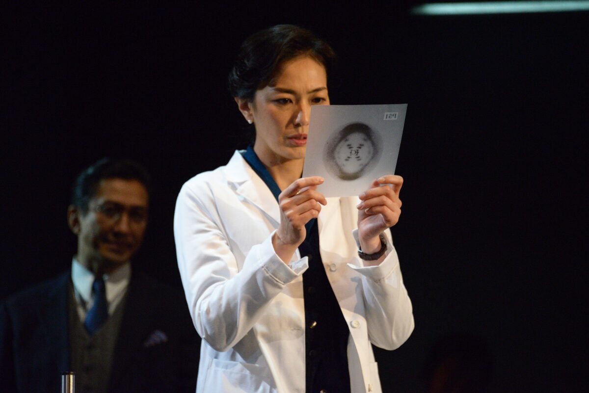 板谷由夏演じるロザリンド フランクリン 中央 科学者たちの駆け引きの行方は Photograph51 初舞台の板谷由夏が奮闘 画像ギャラリー 1 11 ステージナタリー