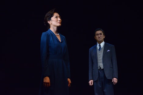 左から板谷由夏演じるロザリンド・フランクリン、神尾佑演じるモーリス・ウィルキンズ。