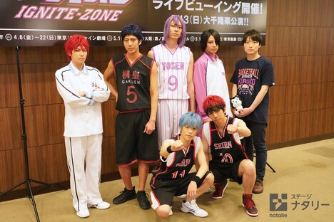 「舞台『黒子のバスケ』IGNITE-ZONE」囲み取材より。前列左から小野賢章、安里勇哉。後列左から糸川耀士郎、小沼将太、鮎川太陽、斉藤秀翼、中屋敷法仁。