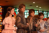 ミュージカル「1789 -バスティーユの恋人たち-」初日前会見より、左から夢咲ねね、加藤和樹、小池徹平、神田沙也加。