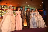 ミュージカル「1789 -バスティーユの恋人たち-」初日前会見より、左から龍真咲、夢咲ねね、加藤和樹、小池徹平、神田沙也加、凰稀かなめ。
