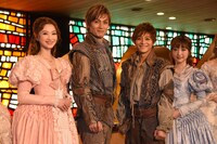 ミュージカル「1789 -バスティーユの恋人たち-」初日前会見より、左から夢咲ねね、加藤和樹、小池徹平、神田沙也加。