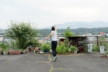 守屋友樹と和田ながら「山と海に貼り付けた」より。（Photo：Yuki Moriya）