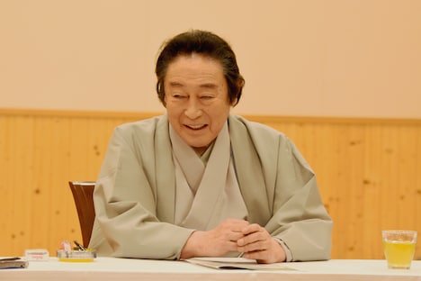 記事にはできない過去公演でのエピソードを語る尾上菊五郎。
