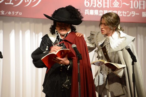 「シラノ・ド・ベルジュラック」製作発表記者会見より、左から吉田鋼太郎演じるシラノ、白洲迅演じるクリスチャン。