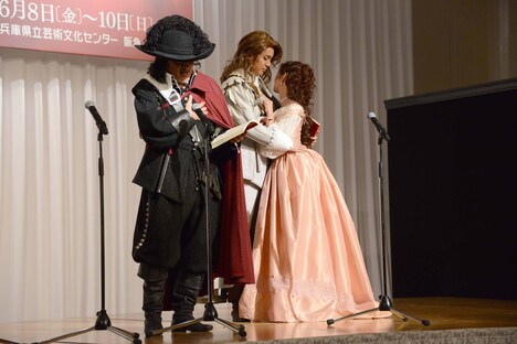 「シラノ・ド・ベルジュラック」製作発表記者会見より、左から吉田鋼太郎演じるシラノ、大野拓朗演じるクリスチャン、黒木瞳演じるロクサーヌ。