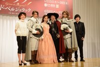 「シラノ・ド・ベルジュラック」製作発表記者会見より、左から鈴木裕美、白洲迅、黒木瞳、吉田鋼太郎、大野拓朗、清塚信也。