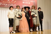 「シラノ・ド・ベルジュラック」製作発表記者会見より、左から鈴木裕美、白洲迅、黒木瞳、吉田鋼太郎、大野拓朗、清塚信也。