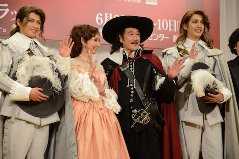 「シラノ・ド・ベルジュラック」製作発表記者会見より、左から白洲迅、黒木瞳、吉田鋼太郎、大野拓朗。