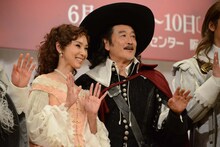 「シラノ・ド・ベルジュラック」製作発表記者会見より、カメラに向かって手を振る黒木瞳（左）、吉田鋼太郎（右）。